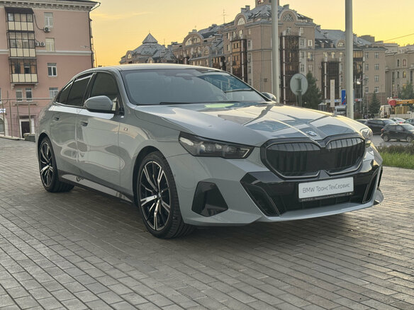 2025 BMW 5 серии 530i xDrive VIII (G60/G61/G68), серый - вид 2