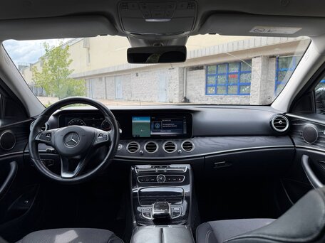 2017 Mercedes-Benz E-Класс 200 V (W213, S213, C238), чёрный, 2080000 рублей, вид 4