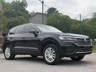 2022 Volkswagen Touareg III, чёрный, 4685007 рублей, вид 3