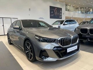2026 BMW 5 серии 530i xDrive VIII (G60/G61/G68), серый, 10800000 рублей, вид 3