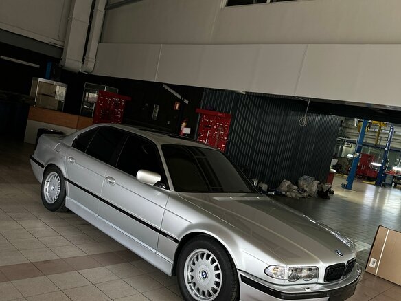 1999 BMW 7 серии 735i III (E38) Рестайлинг, серебристый, 1400000 рублей - вид 1