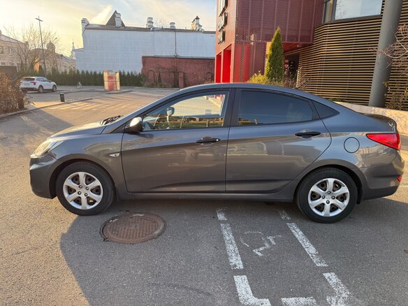 2013 Hyundai Solaris I, серый, 820000 рублей - вид 7