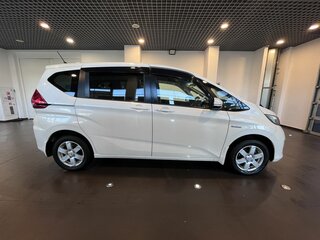 2017 Honda Freed+ II, белый, 1625000 рублей, вид 2