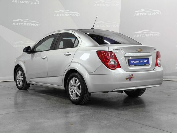 2014 Chevrolet Aveo II, серебристый, 550000 рублей - вид 2