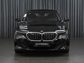 2025 BMW 5 серии Long 530Li xDrive VIII (G60/G61/G68), чёрный, 8373000 рублей, вид 3