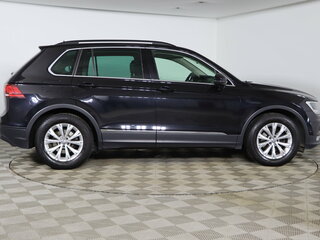 2018 Volkswagen Tiguan II, чёрный, 1899990 рублей, вид 4