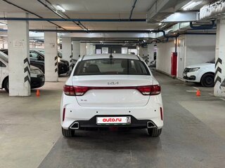 2021 Kia Rio IV Рестайлинг, белый, 1500000 рублей, вид 5