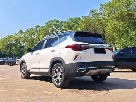 2022 Kia KX3, белый, 1720000 рублей, вид 3