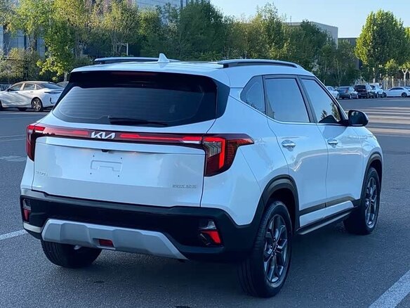 2023 Kia Seltos I Рестайлинг, белый, 1733000 рублей - вид 5
