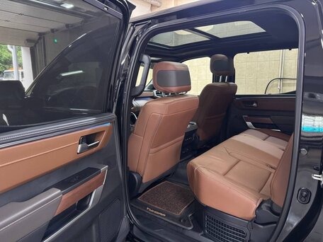 2024 Toyota Tundra Crew Max CrewMax III, чёрный, 8390000 рублей, вид 4