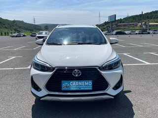 2022 Toyota Yaris IV, белый, 1395000 рублей, вид 2