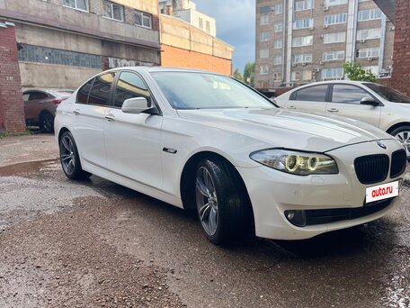 2011 BMW 5 серии 528i VI (F10/F11/F07), белый, 1750000 рублей, вид 3