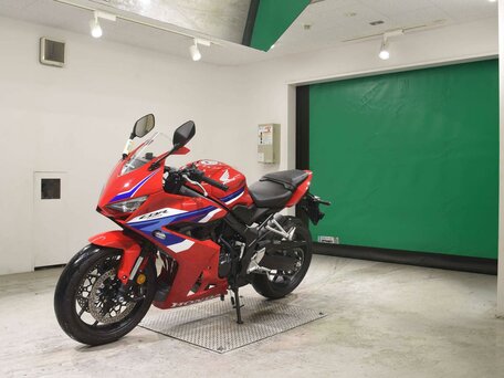 2026 Honda CBR 650R, красный, 1377000 рублей, вид 4