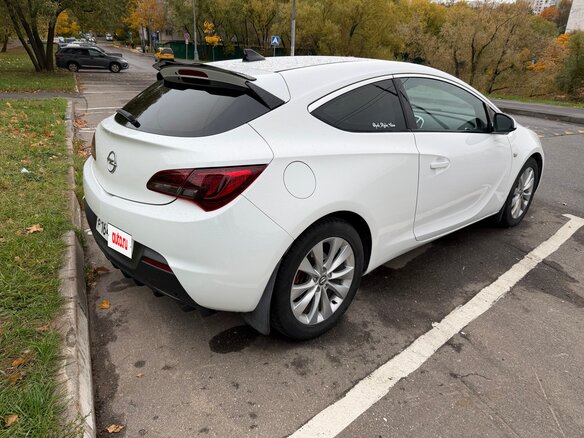 2013 Opel Astra GTC J Рестайлинг, белый, 950000 рублей - вид 8