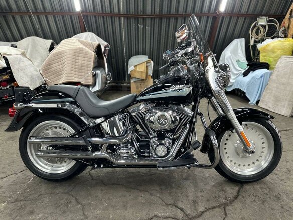 2010 Harley-Davidson Fat Boy, чёрный, 990000 рублей - вид 2