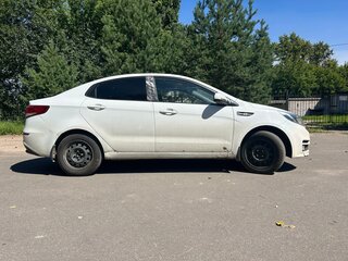 2013 Kia Rio 4-speed III, белый, 600000 рублей, вид 4