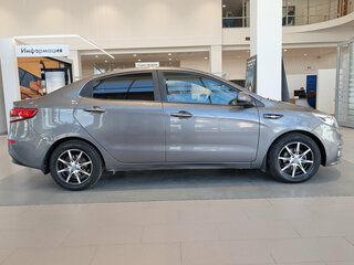 2017 Kia Rio III Рестайлинг, серый, 1073000 рублей, вид 4