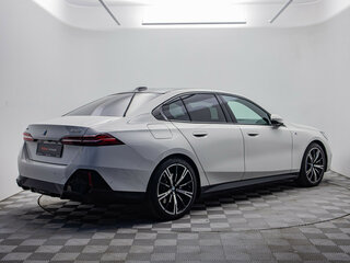 2024 BMW 5 серии 530i xDrive VIII (G60/G61/G68), белый, 7970000 рублей, вид 5