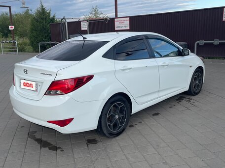 2015 Hyundai Solaris I Рестайлинг, белый, 615000 рублей, вид 2