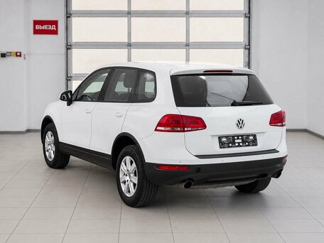 2013 Volkswagen Touareg II, белый, 1900000 рублей, вид 4