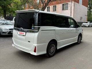 2017 Toyota Voxy III (R80) Рестайлинг, белый, 2300000 рублей, вид 4