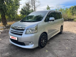2010 Toyota Noah II (R70), серебристый, 1700000 рублей, вид 4