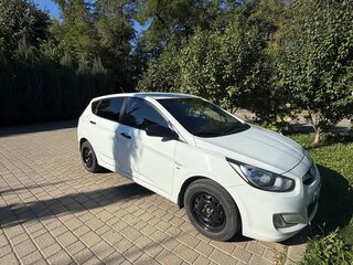 2013 Hyundai Solaris I, белый, 750000 рублей, вид 2