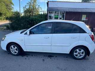 2010 Kia Rio II Рестайлинг, белый, 500000 рублей, вид 4
