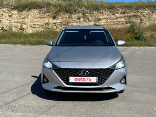 2020 Hyundai Solaris II Рестайлинг, серебристый, 985000 рублей, вид 1