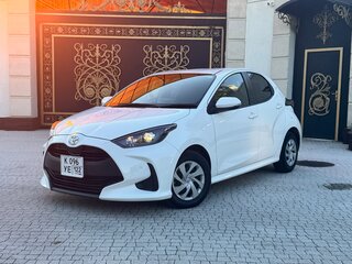 2021 Toyota Yaris IV, белый, 1190000 рублей, вид 1
