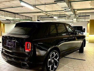 2025 Rolls-Royce Cullinan Black Badge I Рестайлинг (Series II), чёрный, 67500000 рублей, вид 2
