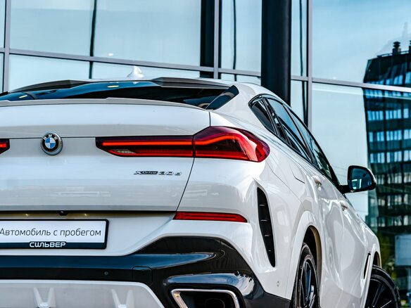 2022 BMW X6 30d III (G06), белый, 8350000 рублей - вид 10