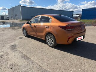 2020 Kia Rio IV, оранжевый, 1580000 рублей, вид 4