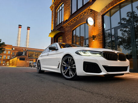 2022 BMW 5 серии M550i xDrive VII (G30/G31/G38) Рестайлинг, белый, 9490000 рублей, вид 2