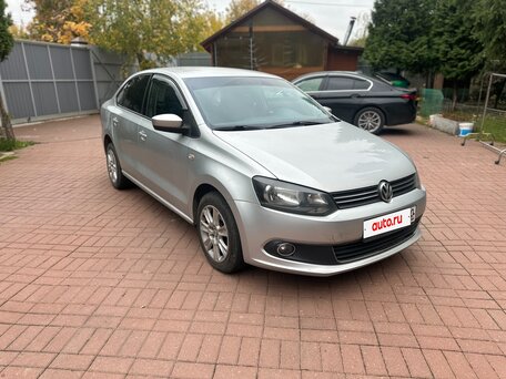 2015 Volkswagen Polo V Рестайлинг, серебристый, 770000 рублей, вид 2