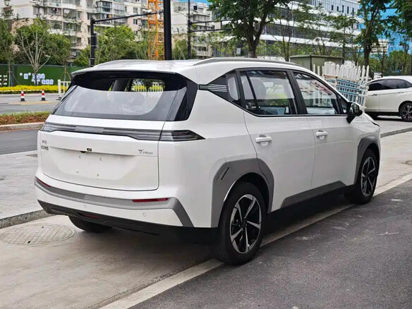 2026 Aion Y Plus 58.9 kWh, белый - вид 4