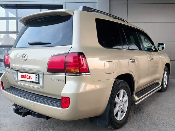 2011 Lexus LX 570 III, золотистый, 4700000 рублей - вид 3