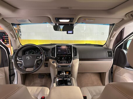2020 Toyota Land Cruiser 200 Series Рестайлинг 2, белый, 8500000 рублей, вид 5