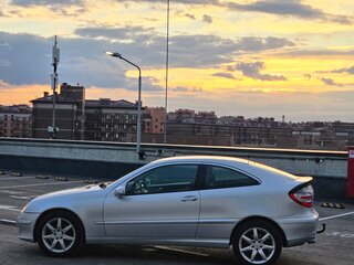 2004 Mercedes-Benz C-Класс 180 II (W203) Рестайлинг, белый, 525000 рублей, вид 2