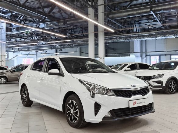 2020 Kia Rio IV Рестайлинг, белый, 1559000 рублей - вид 2