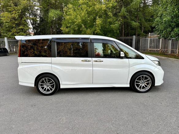 2017 Honda Stepwgn Spada V, белый - вид 2