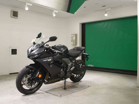 2024 Triumph Daytona 660, чёрный, 999000 рублей, вид 4