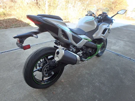 2024 Kawasaki Ninja 7, серый, 1050000 рублей, вид 3