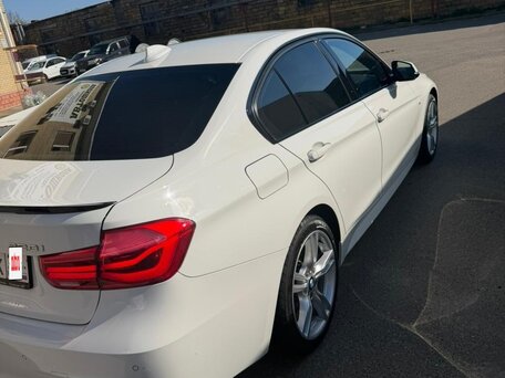 2018 BMW 3 серии 320i xDrive VI (F3x) Рестайлинг, белый, 3050000 рублей, вид 3