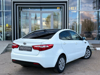 2013 Kia Rio 5-speed III, белый, 829000 рублей, вид 4