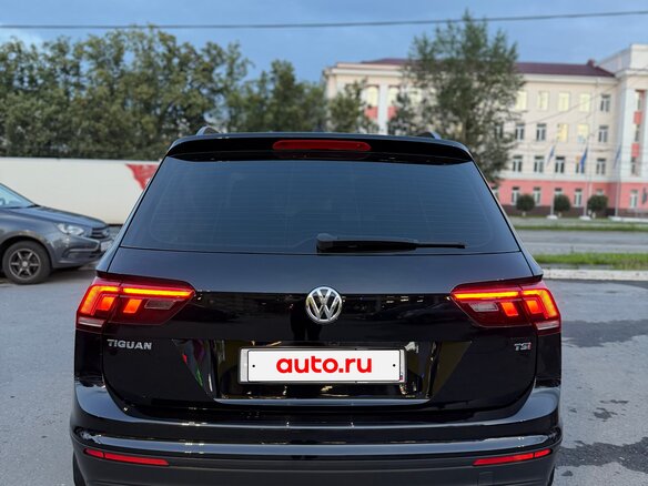 2017 Volkswagen Tiguan II, чёрный, 1900000 рублей - вид 4