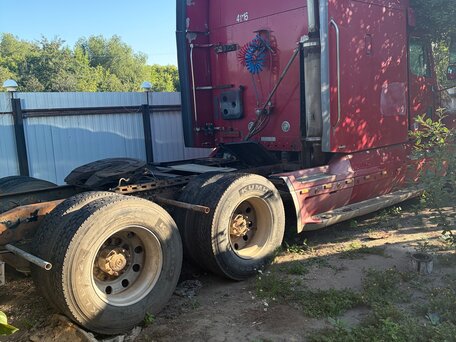 2003 Freightliner Columbia, красный, 2000000 рублей, вид 2