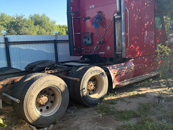 2003 Freightliner Columbia, красный, 2000000 рублей - вид 1