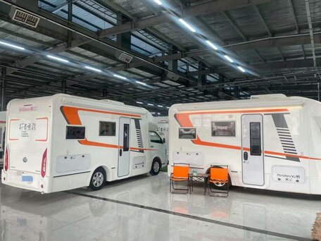 2018 Toyota HiAce, белый, 3300000 рублей, вид 2