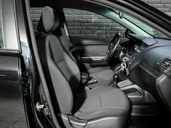 2016 Kia Rio III Рестайлинг, чёрный, 1150000 рублей - вид 11